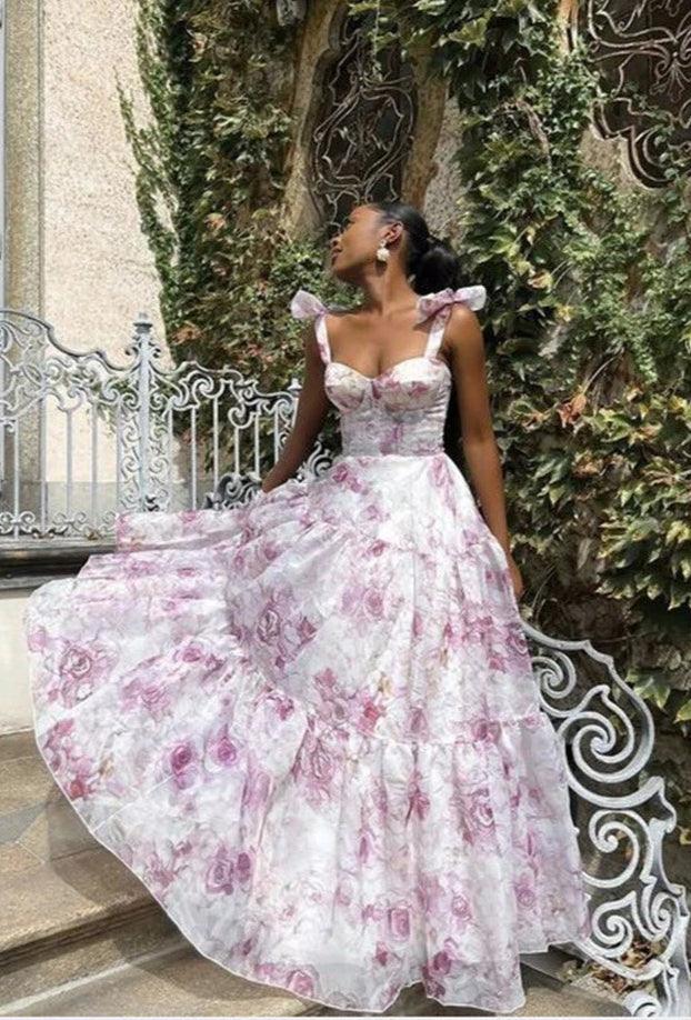 Sukienka maxi z organzy w kwiatowy wzór z wiązanymi ramiączkami